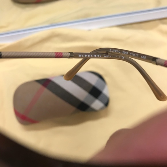 💯 Authentic Burberry eyeglasses frame w/plaid arm - Picture 6 of 7